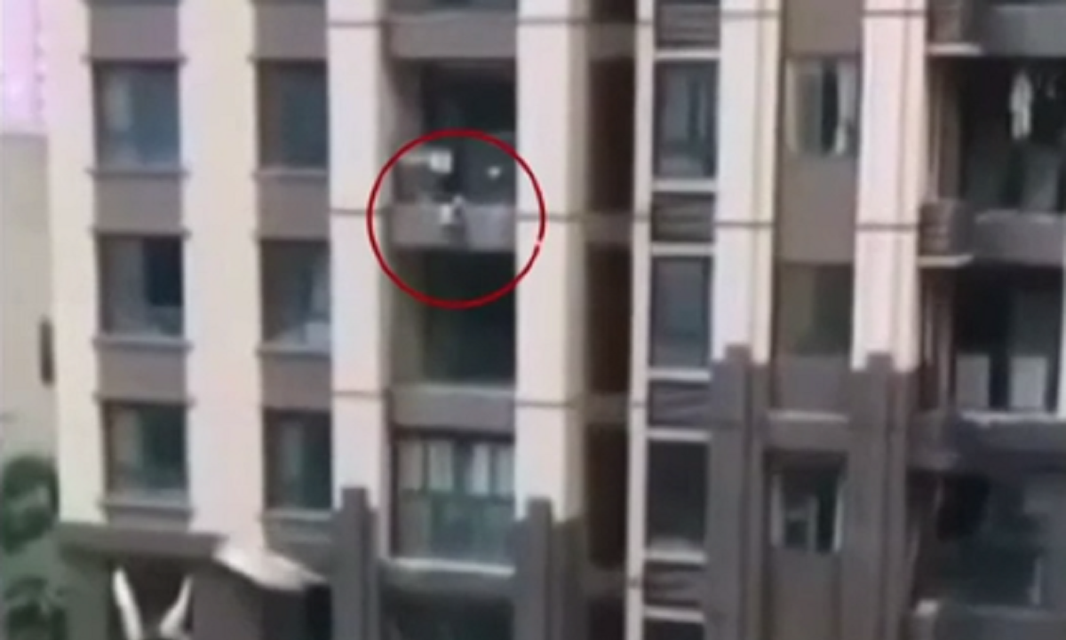 VIDEO Dječak pao sa šestog kata u Kini, slučajni prolaznici ga spasili